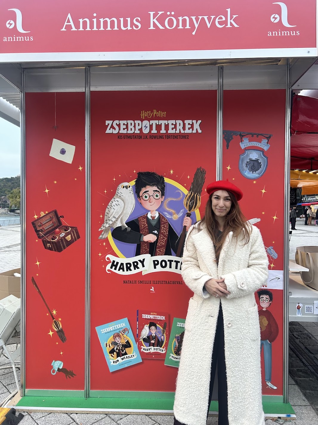 Hajdu Zsanett egy könyves-kulturális rendezvényen